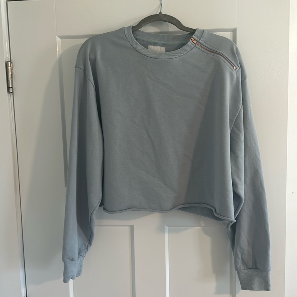 Cropped thin sweatshirt - worn once!